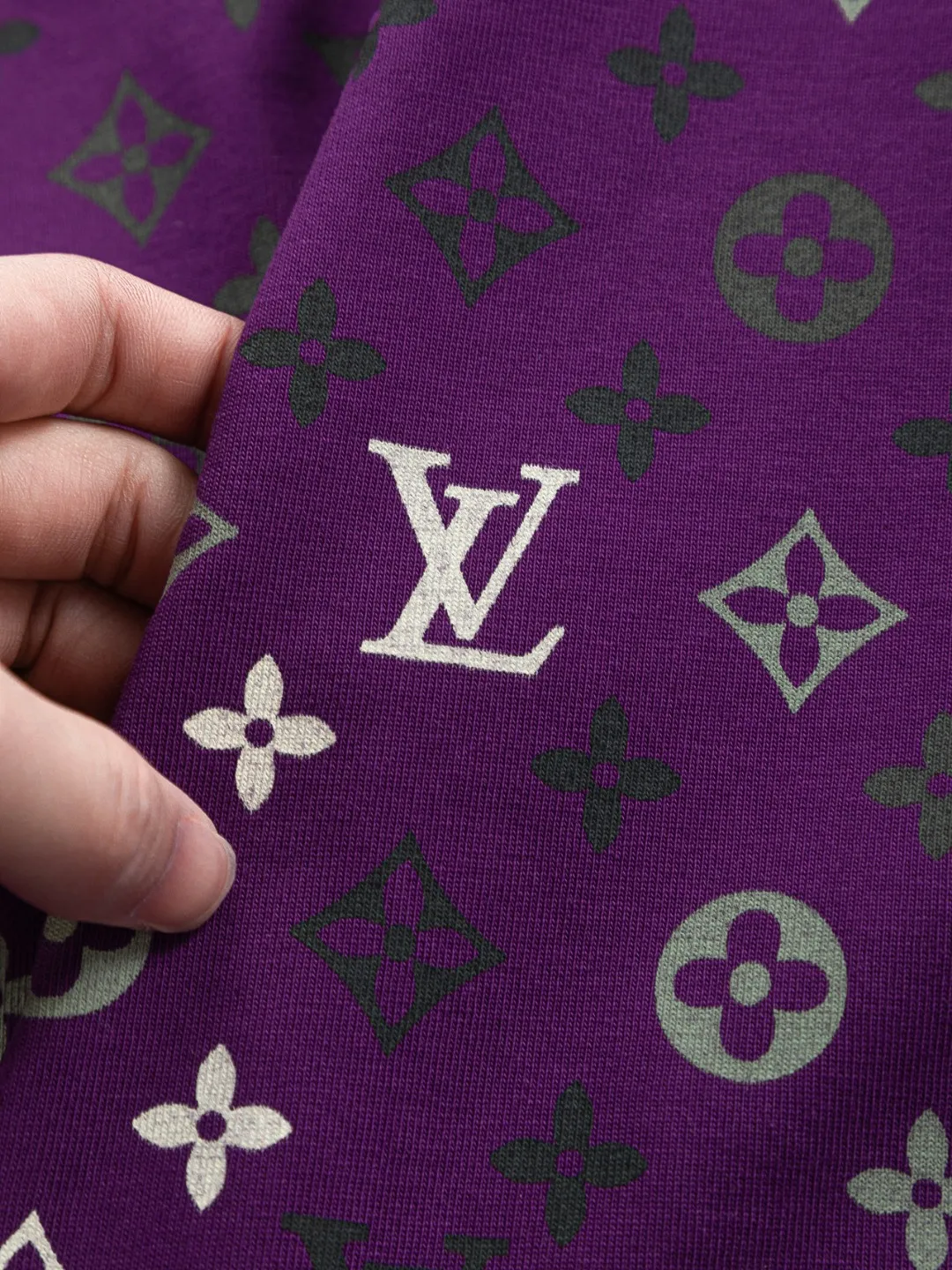 🅿️200 Louis Vuitton 1V LV lv slightly wide version S-XL LV 26ss new products are available at the counter simultaneously. Multiple craftsmanship. Chest patch letters 🪡 embroidery. Back patch letters four-leaf clover 🍀🪡 embroidery. Round neck short-sleeved T-shirt, same style for men and women! Consigned to one-to-one creation. Synchronized with the official website, pure cotton fabrics at the counter! It is close to the skin and comfortable, durable and easy to wear. It has a classic and simple logo design and meticulous original craftsmanship. Short-sleeves, a must-have item for men, do not appear to be the same for the general public, but must be unique and eye-catching. This LV short-sleeve is all about quality, comfort, the same shape and fashion as always, including fabrics and cutting techniques. All of them have been made with great effort! 320 grams of washed pure cotton fabric, pure cotton is breathable, very refreshing and comfortable for daily wear. The rib knitting on the neckline is smooth and tight, and the neckline will not be skewed if you toss it at will. The loose version, you will find that it looks really good on the upper body. The overall is minimalist and neat, super versatile for daily use! Pair it casually with a pair of pants for a youthful look. A T-shirt will make your outfit crazy. It is a fashionable item that can never go wrong! Color: Green Blue Purple Size: S-XL Size chart: S: Shoulder width 50-Bust 56-Length 70 M: Shoulder width 52-Bust 57-Length 72 L: Shoulder width 54-Bust 59-Length 74 XL: Shoulder width 56-Bust 62-Length 76